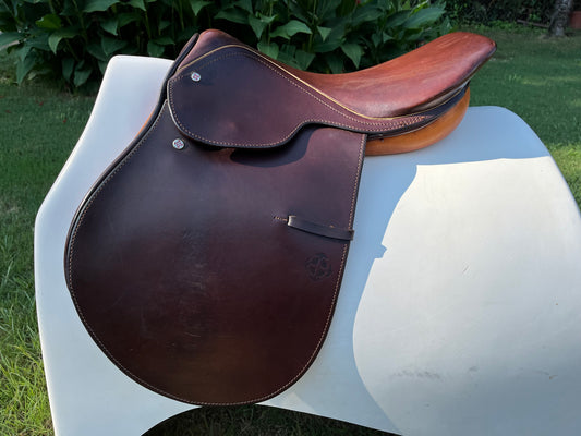 Courbette Close Contact Saddle