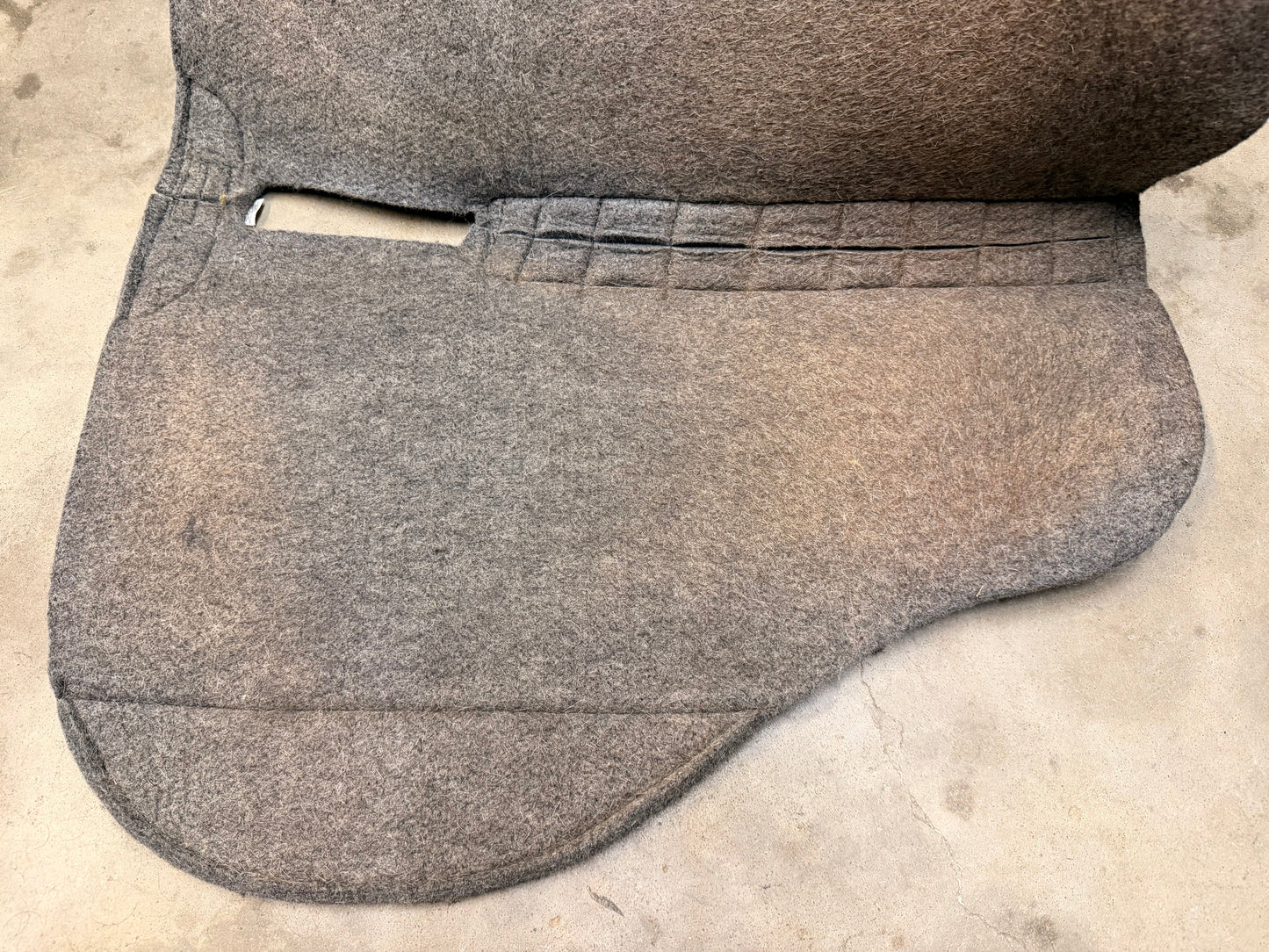 Toklat Felt Round Skirt Contoured Pad