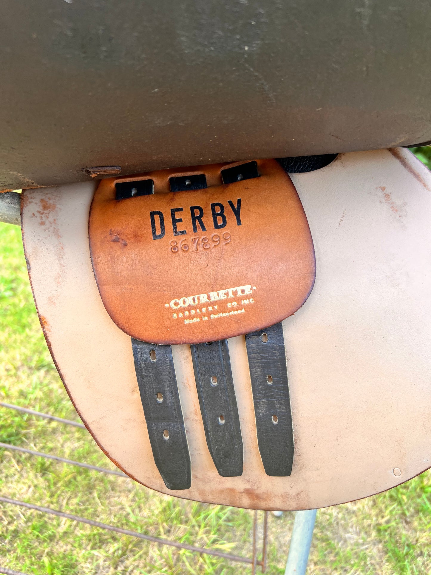 Courbette Derby Close Contact Saddle