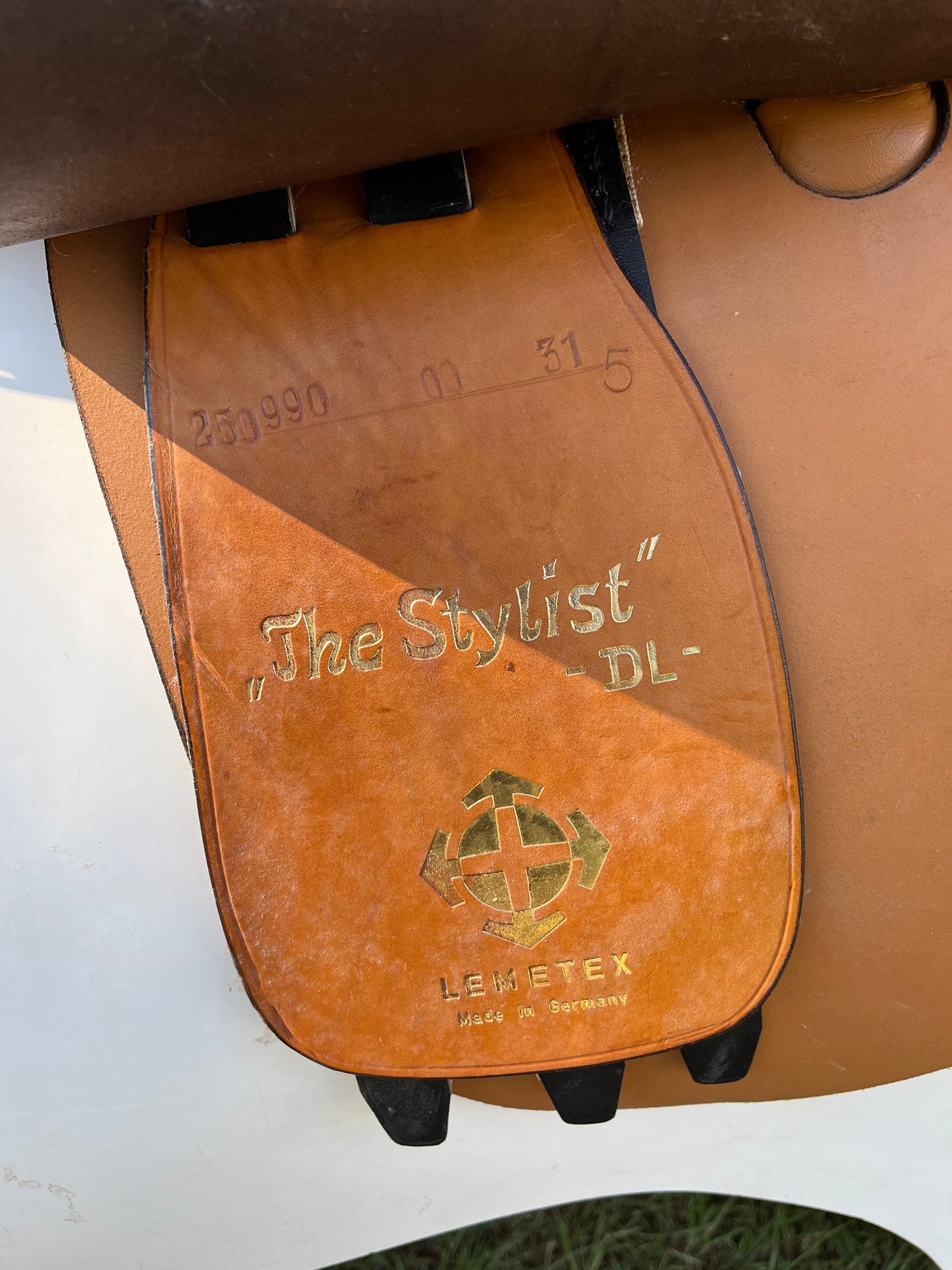 Courbette Close Contact Saddle