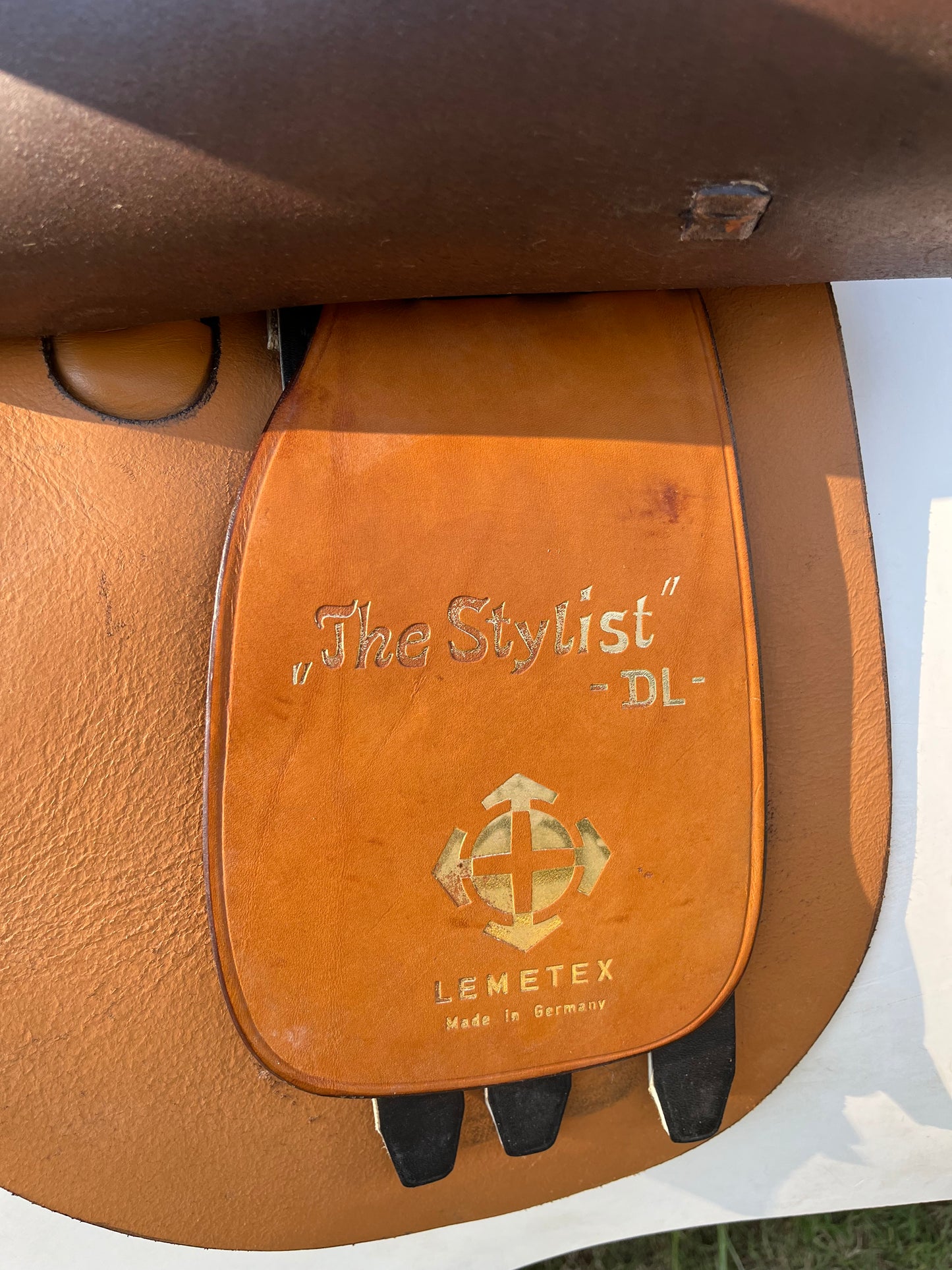 Courbette Close Contact Saddle