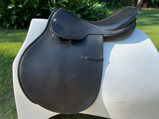 Courbette Close Contact Saddle