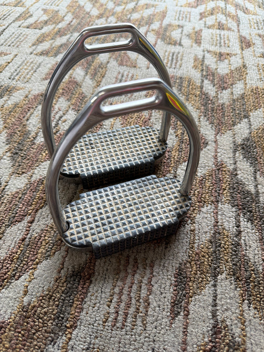 Wide Foot Bed Stirrups